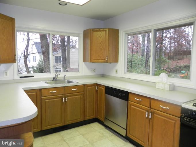 4217 16th Road South Arlington, VA 22204 - Photo 6 of 27 Kitchen