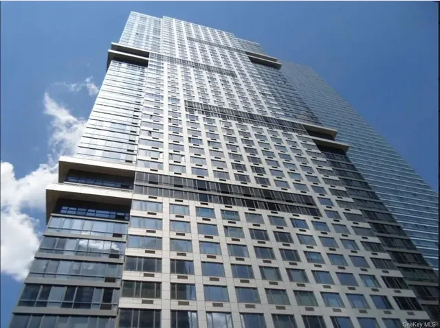 $1,450,000 | 635 West 42nd Street, Unit 28D | Hell's Kitchen