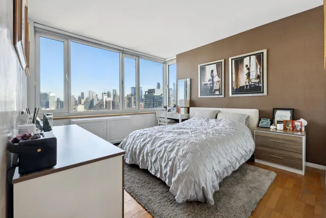 $1,450,000 | 635 West 42nd Street, Unit 28D | Hell's Kitchen