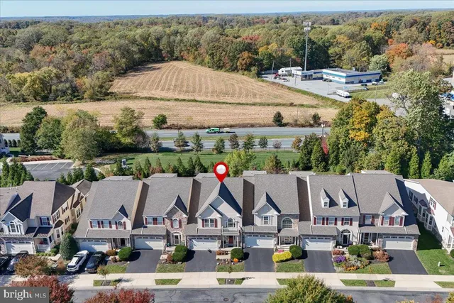 a picture of a bench in the wall