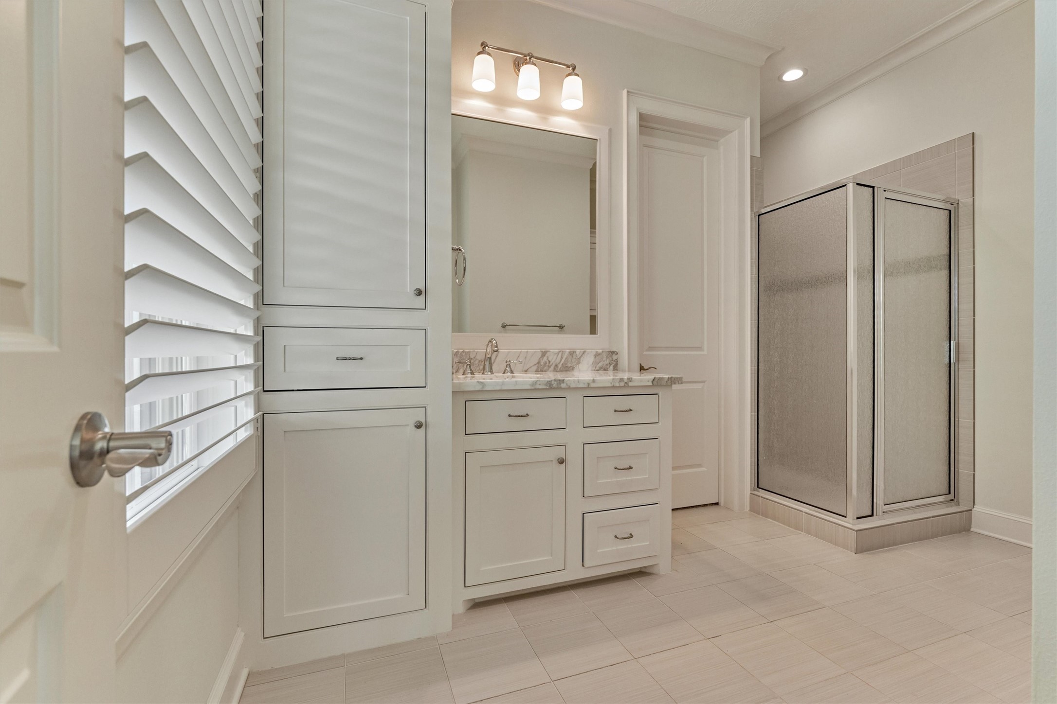 22 East Shore Drive The Woodlands, TX 77380 - Photo 35 of 50 Ensuite Bedroom 5's bathroom.