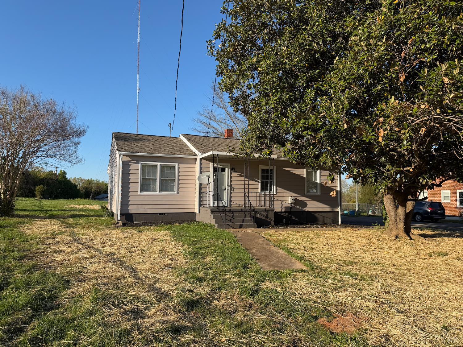 a view of a house with a yard