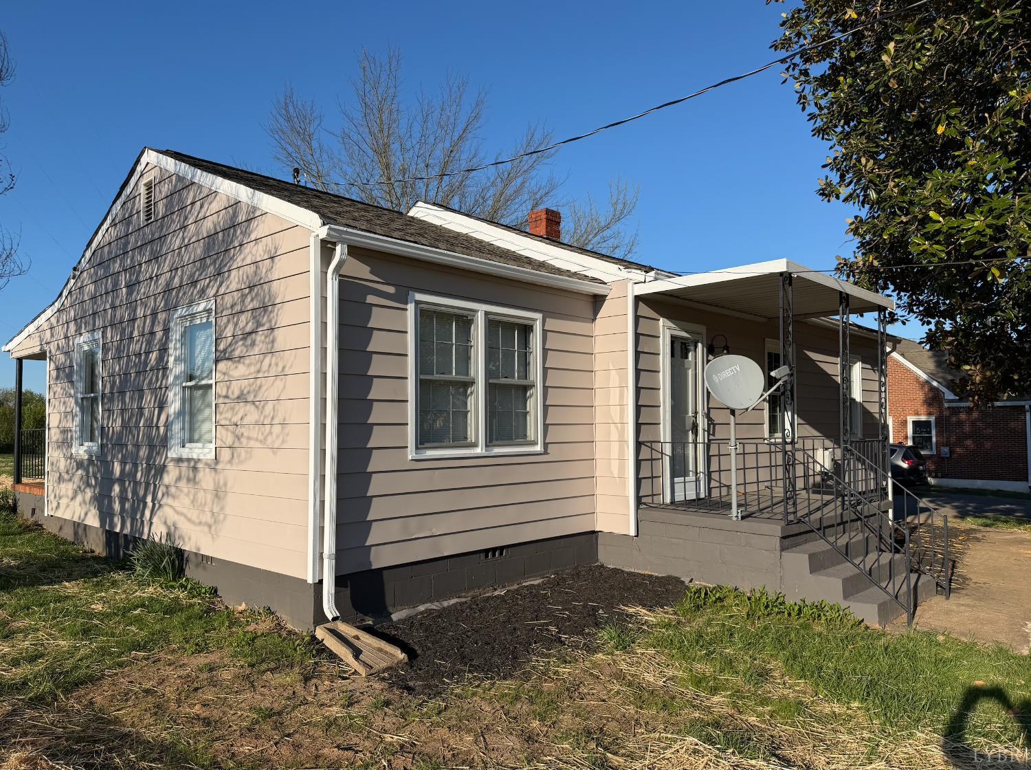 127 Campbell Street Madison Heights, VA 24572 - Photo 2 of 28 a front view of a house with garden