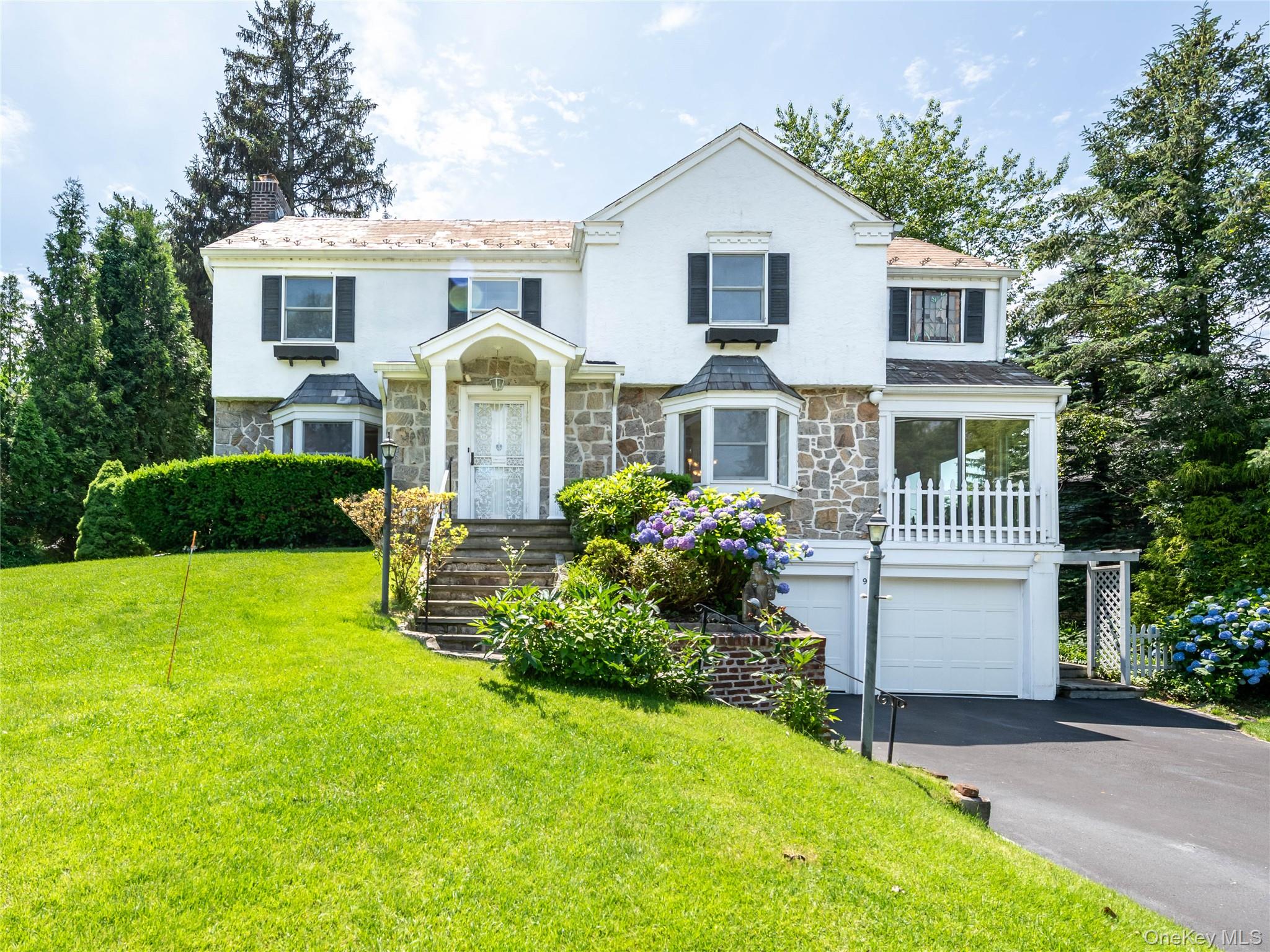 91 Pickwick Road Manhasset, NY 11030 - Photo 1 of 33 Gallery Image 1