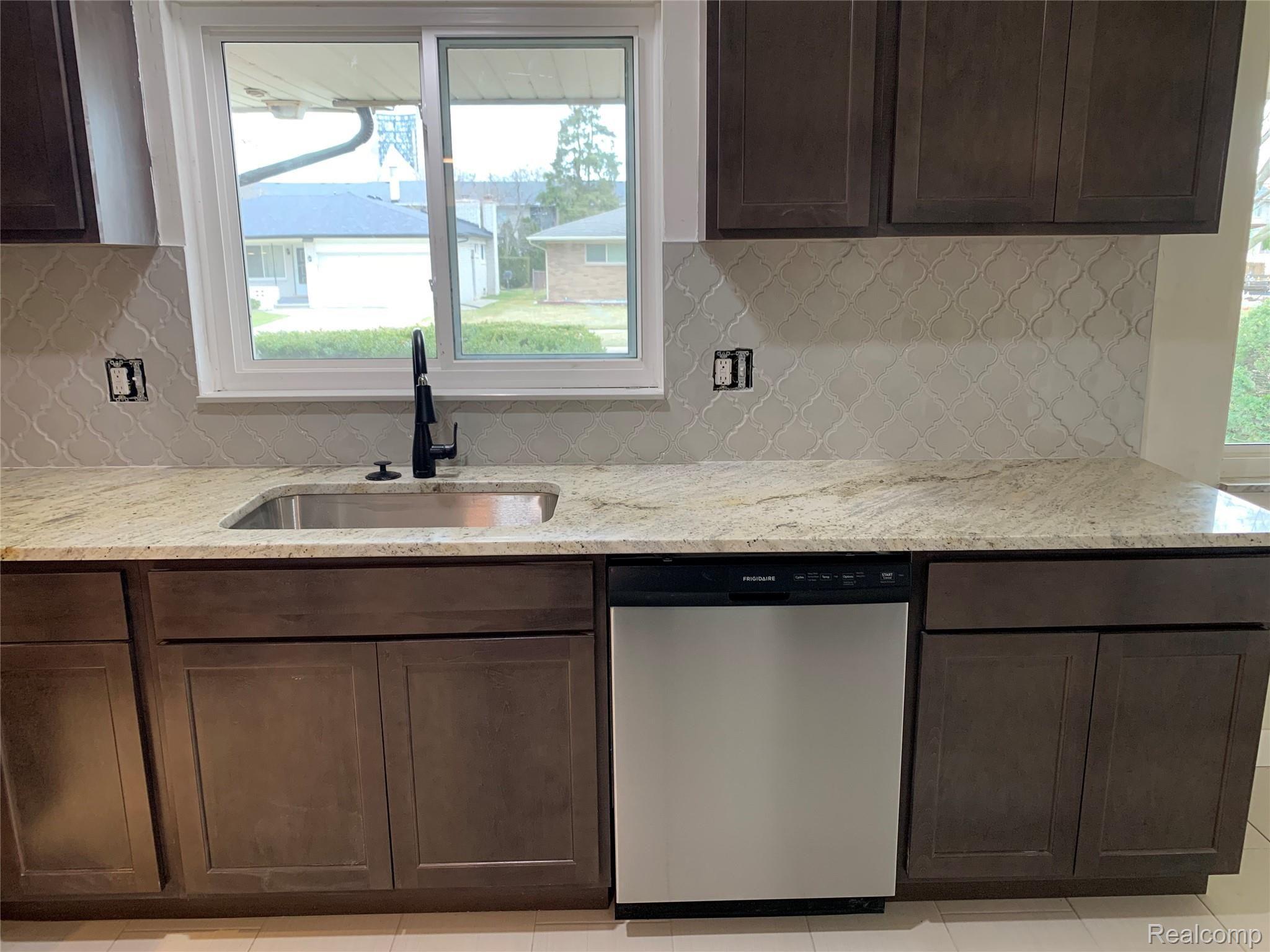 27269 Jean Road Warren, MI 48093 - Photo 6 of 12 tempImageX5ACSv.jpg