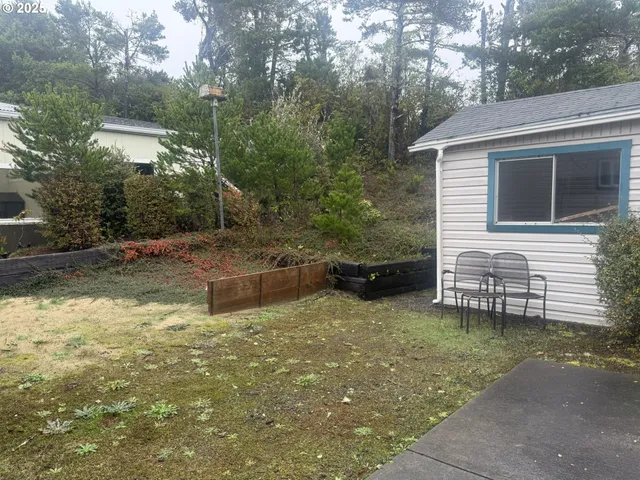 a view of a house with backyard