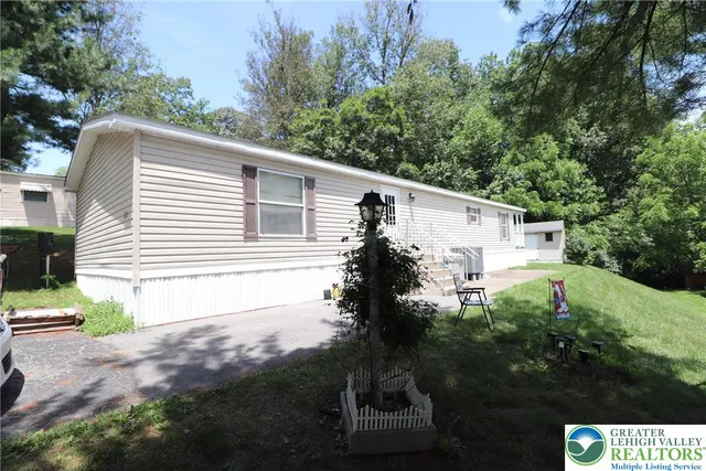 a view of a back yard of the house