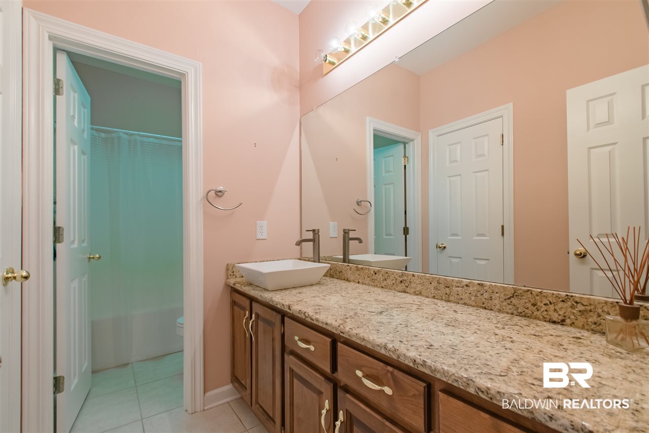 163 Hawthorne Circle Fairhope, AL 36532 - Photo 29 of 37 Bathroom 2