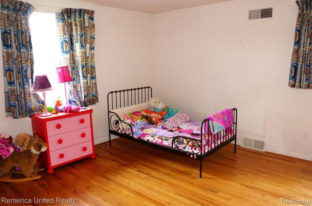 29700 Fox Grove Road Farmington Hills, MI 48334 - Photo 10 of 48