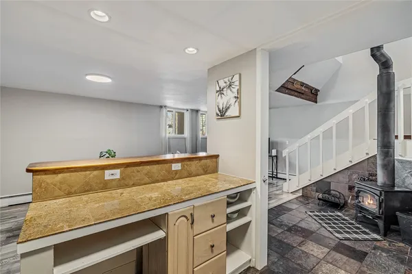 a view of entryway with workspace