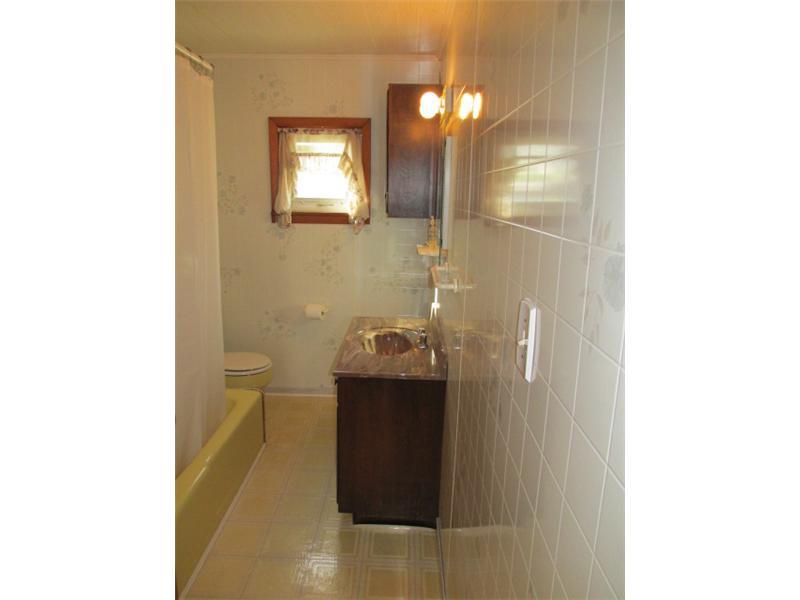 302 Ridge Boulevard Connellsville, PA 15425 - Photo 7 of 14 Full Bath.