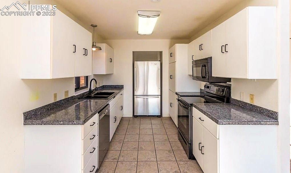4440 Prairie Street Cascade, CO 80809 - Photo 13 of 31 a kitchen with granite countertop a sink stove and refrigerator