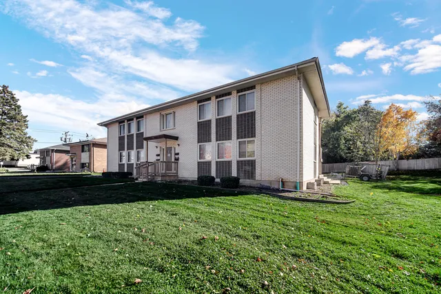 a view of a house with backyard and garden