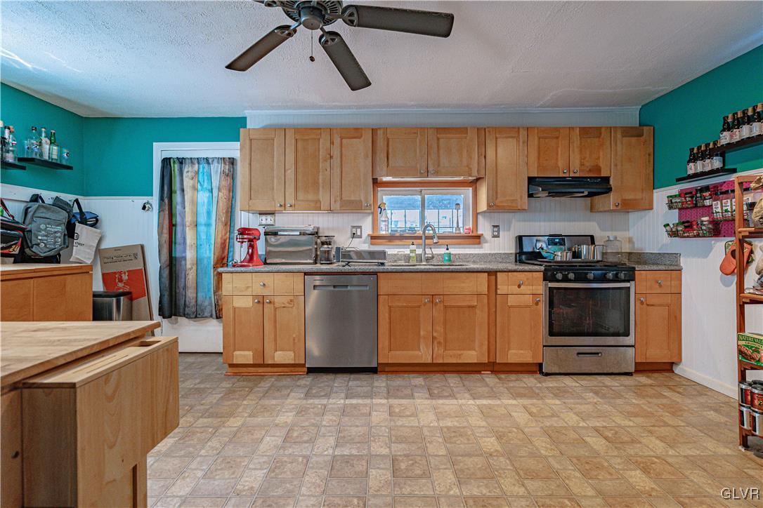 327 Broad Street Emmaus, PA 18049 - Photo 7 of 27 Gallery Image 7
