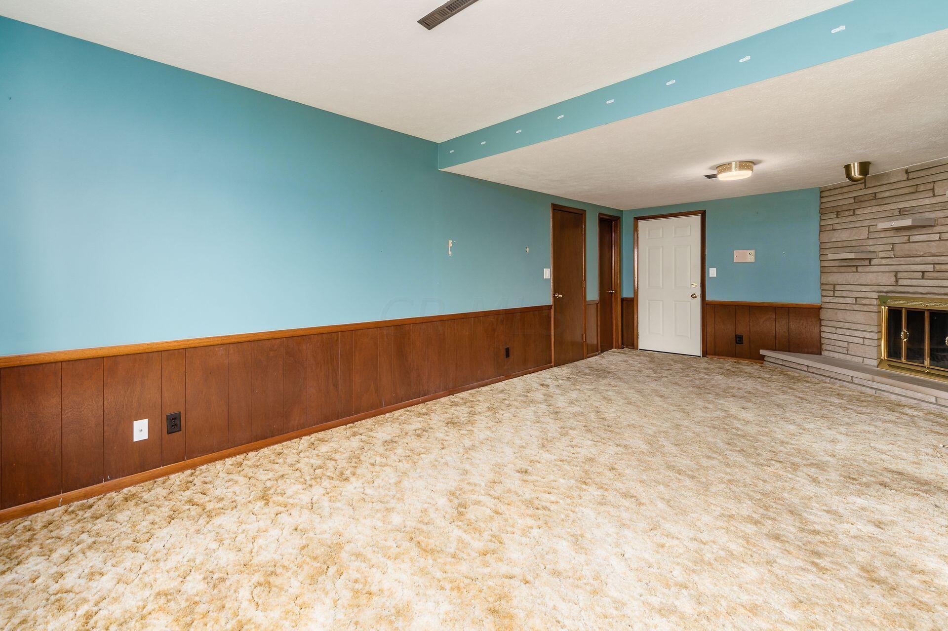 5355 Karl Road Columbus, OH 43229 - Photo 6 of 39 SPACIOUS FAMILY RM WITH FIREPLACE AND FULL BATHROOM