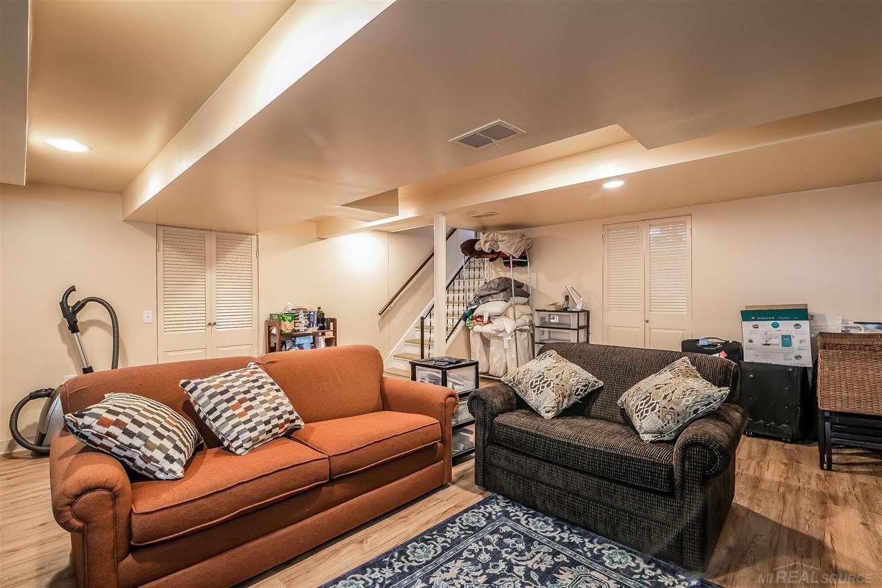 1361 Oxford Road Grosse Pointe, MI 48236 - Photo 26 of 40 31345181-25.JPG
