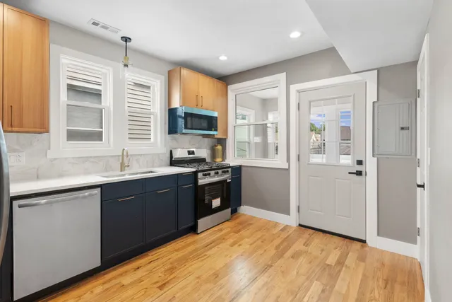 $1,099,000 | 6129 North Ravenswood Avenue, Chicago, IL 60660