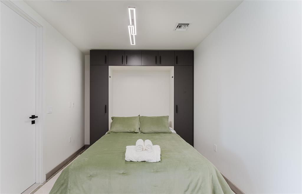 2750 Griffin Road, Unit 309 Fort Lauderdale, FL 33312 - Photo 34 of 47 a close view of kitchen island