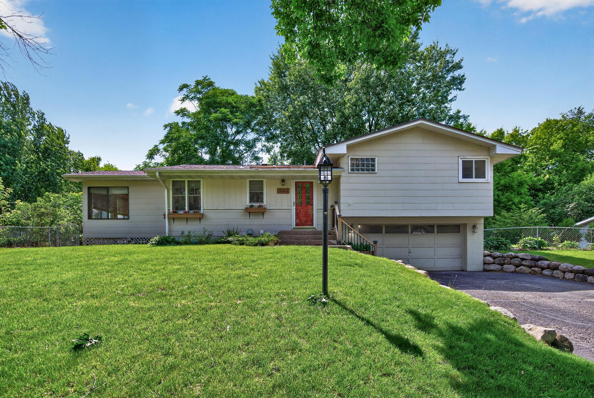 5302 Holiday Road Minnetonka, MN 55345 - Photo 3 of 30