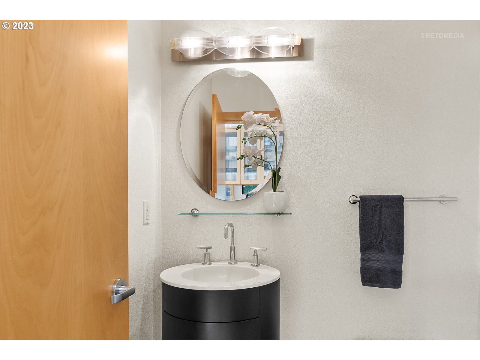 3236 Ridge Pointe Drive Forest Grove, OR 97116 - Photo 18 of 47 a bathroom with a sink and a mirror