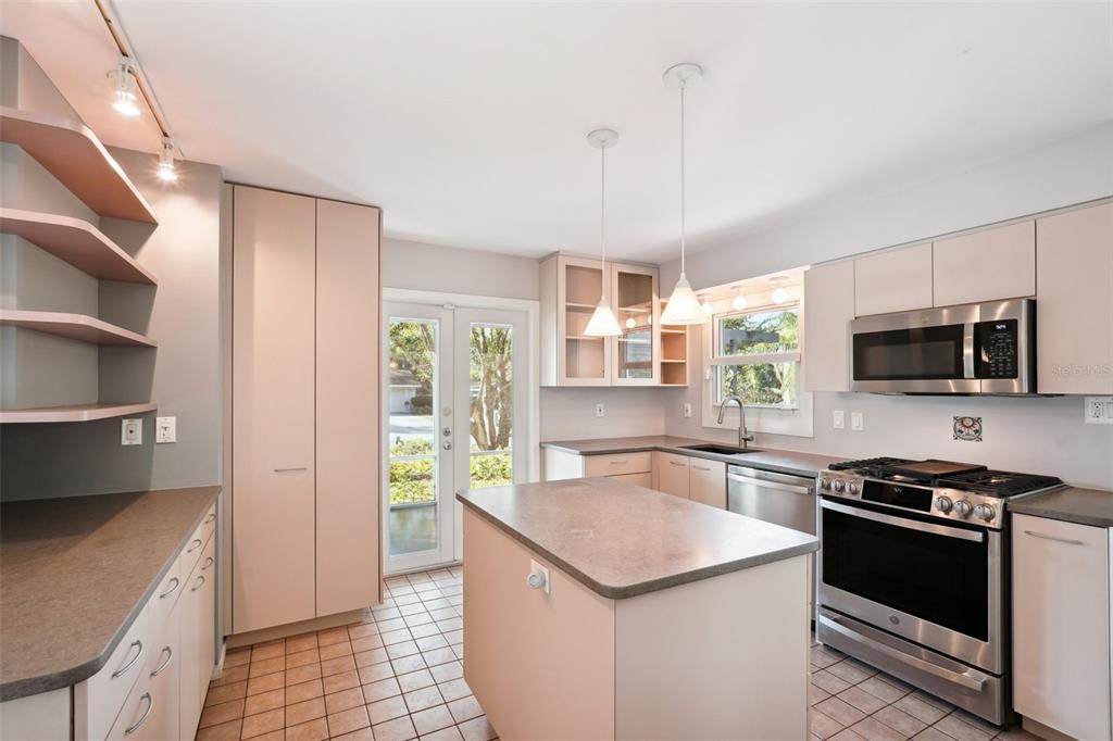 349 Scott Avenue Sarasota, FL 34243 - Photo 16 of 47