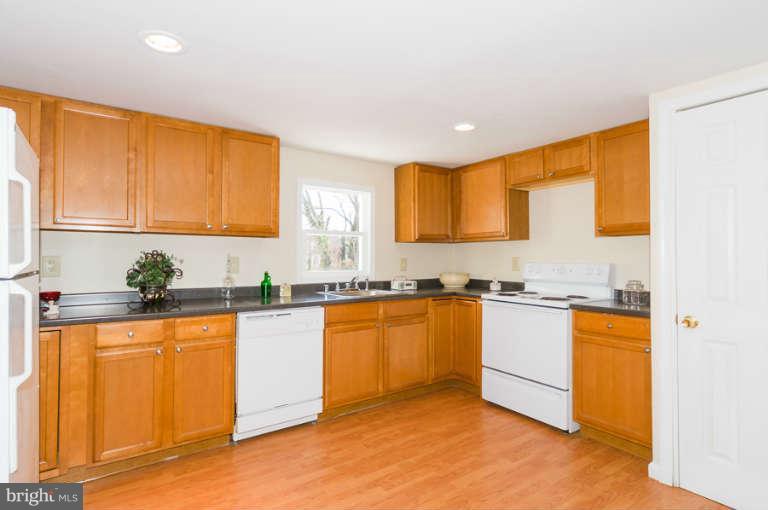 1204 Springfield Avenue Baltimore, MD 21239 - Photo 8 of 28 Kitchen