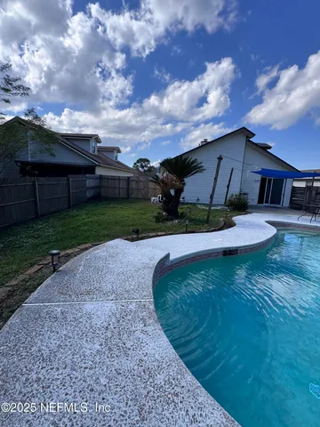 a view of a backyard