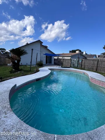 a view of a backyard