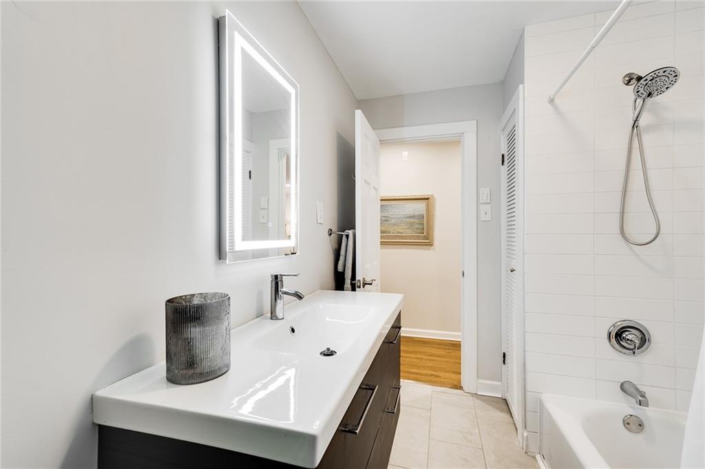 6555 Wright Road Northeast Sandy Springs, GA 30328 - Photo 24 of 40 a bathroom with a tub sink and mirror