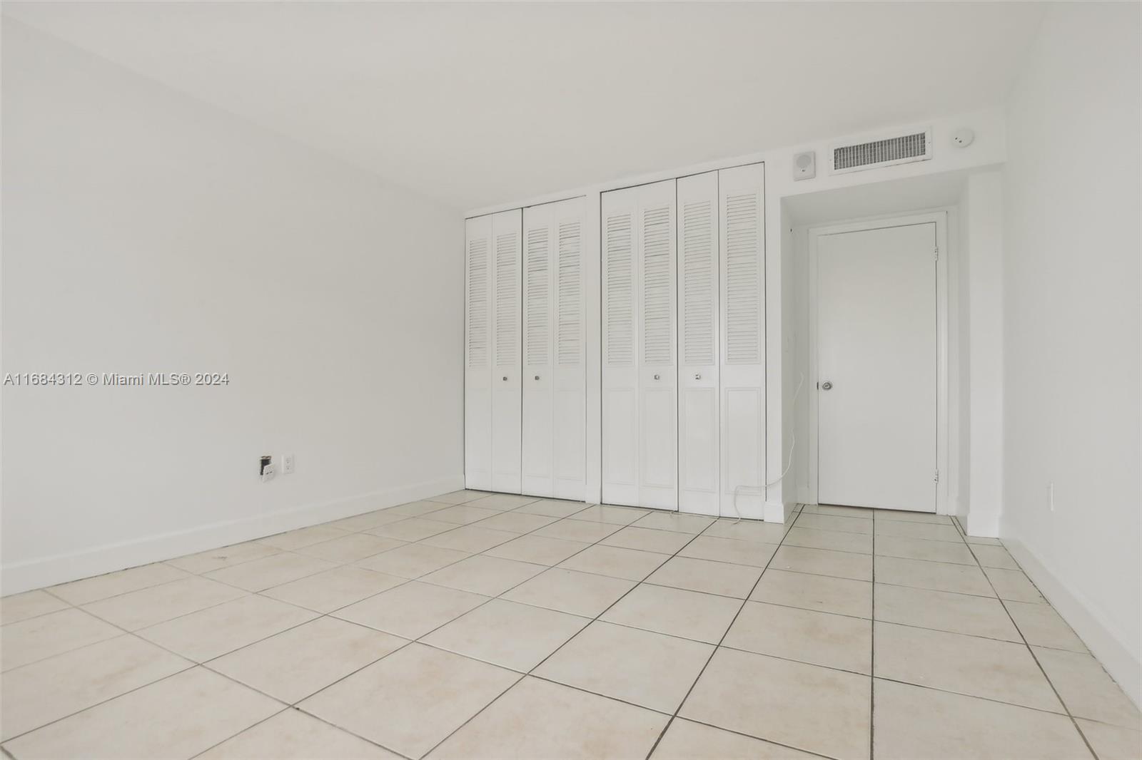 550 Ocean Drive, Unit 9F Key Biscayne, FL 33149 - Photo 11 of 37 a view of an empty room