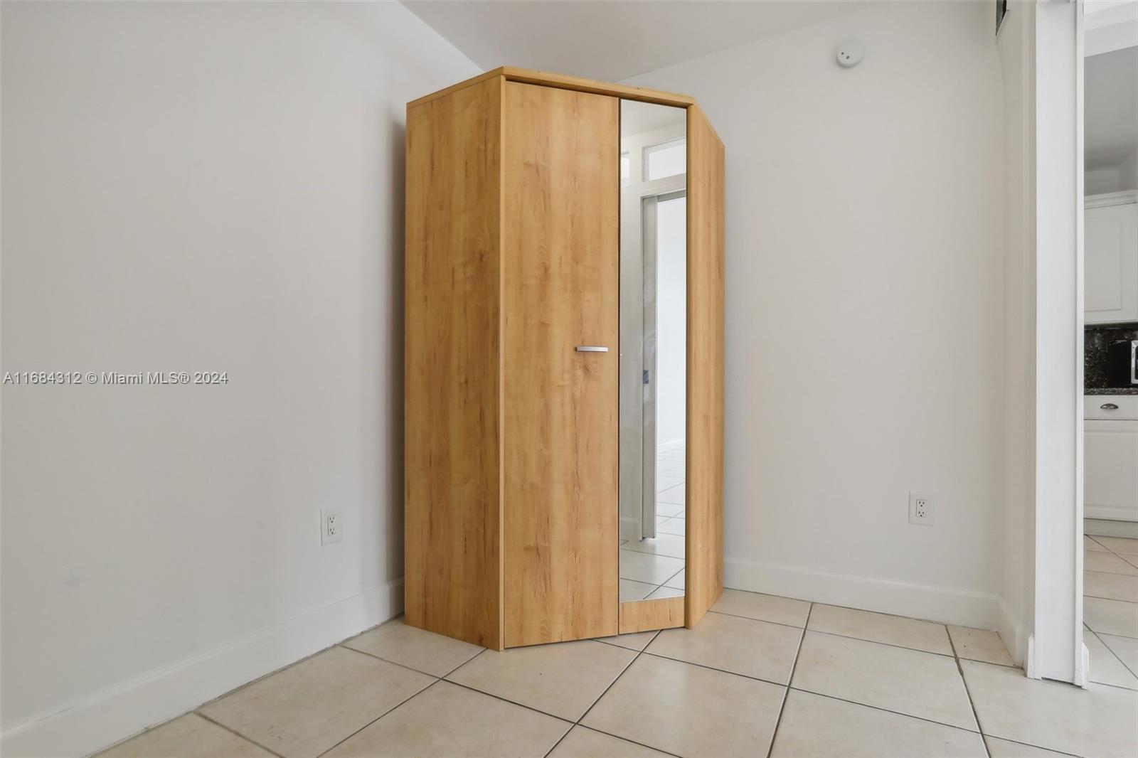 550 Ocean Drive, Unit 9F Key Biscayne, FL 33149 - Photo 15 of 37 a view of an empty room