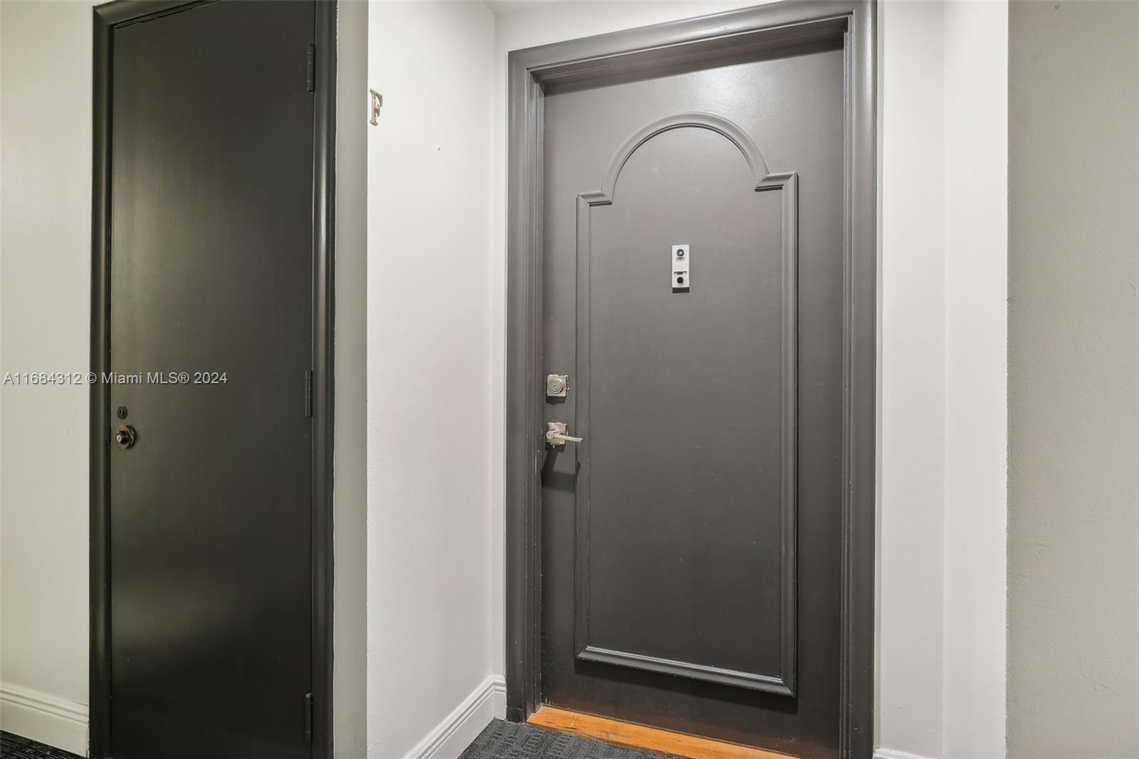 550 Ocean Drive, Unit 9F Key Biscayne, FL 33149 - Photo 34 of 37 a bathroom with a mirror