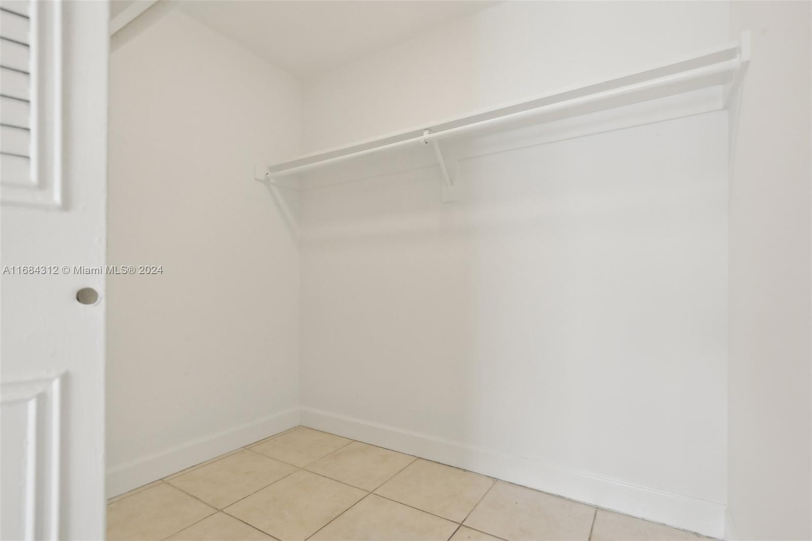 550 Ocean Drive, Unit 9F Key Biscayne, FL 33149 - Photo 7 of 37 a view of small space