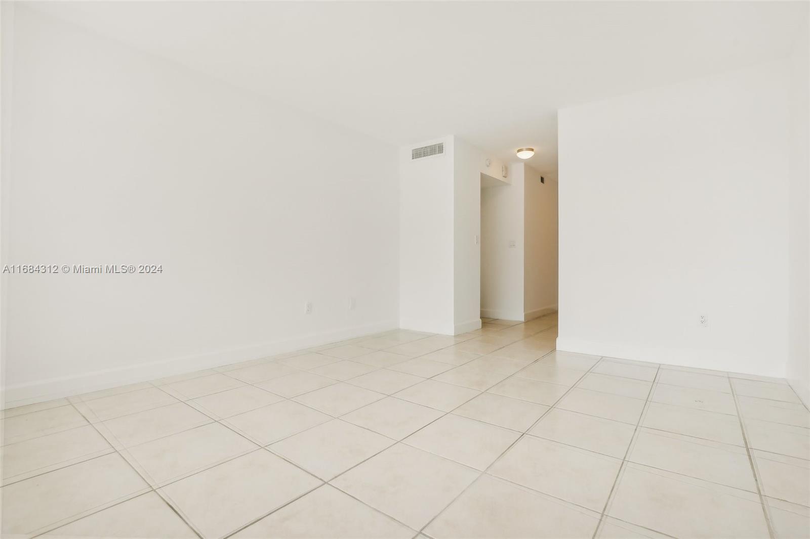 550 Ocean Drive, Unit 9F Key Biscayne, FL 33149 - Photo 8 of 37 a view of an empty room