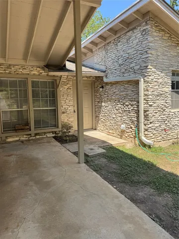 a view of a house with backyard