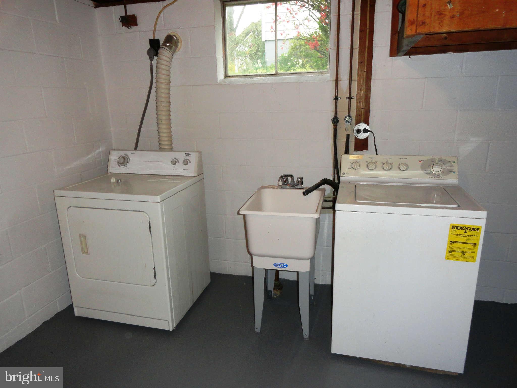 512 Shipley Road Linthicum Heights, MD 21090 - Photo 28 of 30 Laundry area with utility sink