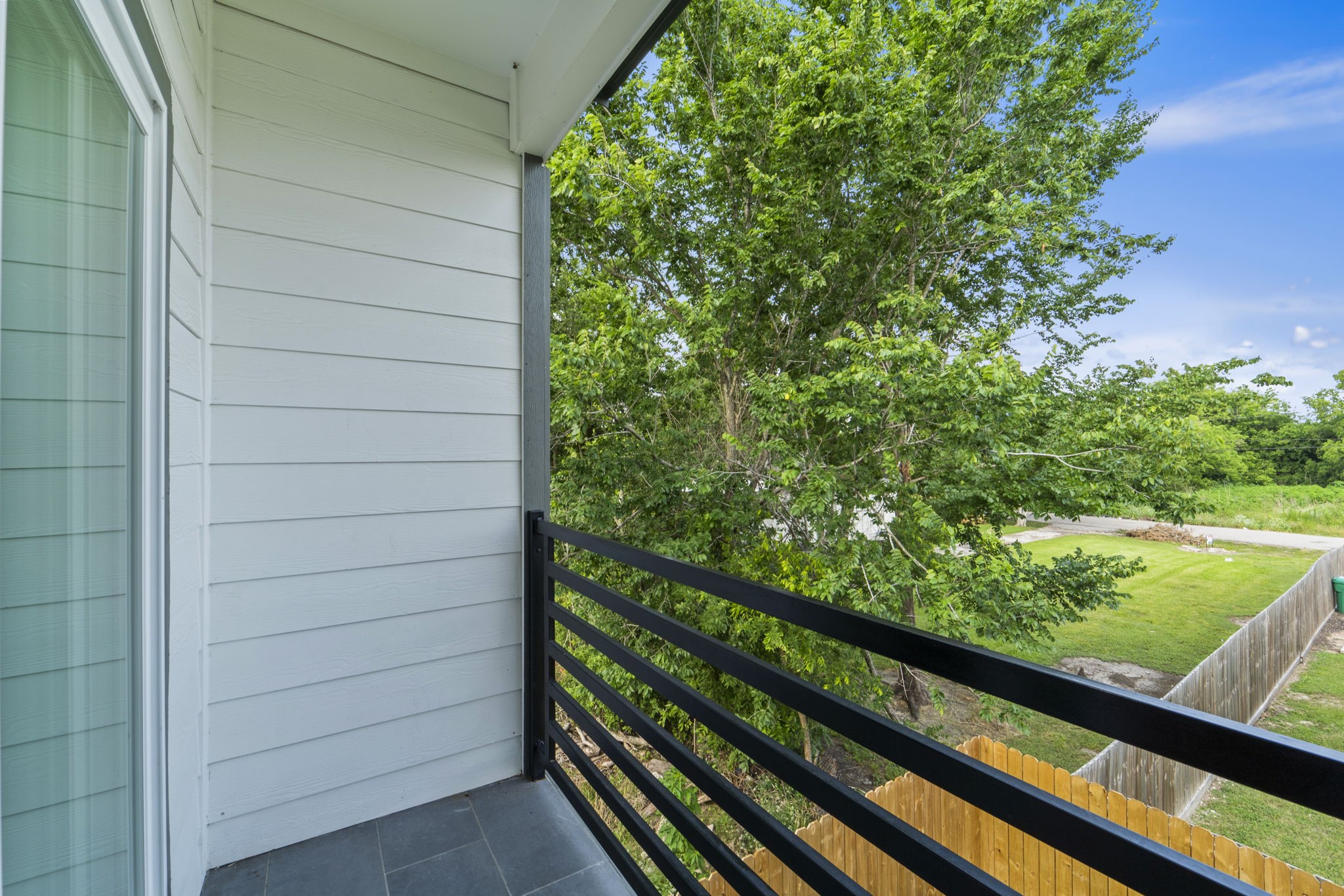 6631 Foster Street Houston, TX 77021 - Photo 13 of 21 a view of a garden from a balcony
