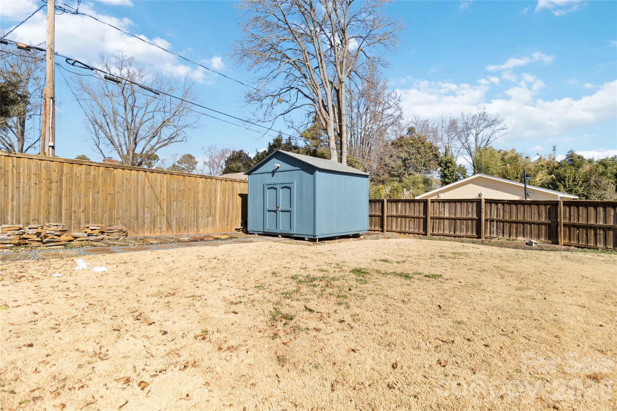 3750 Havenwood Road Charlotte, NC 28205 - Photo 36 of 37 a view of a backyard of a house