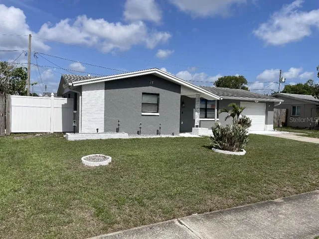 a view of a house with backyard