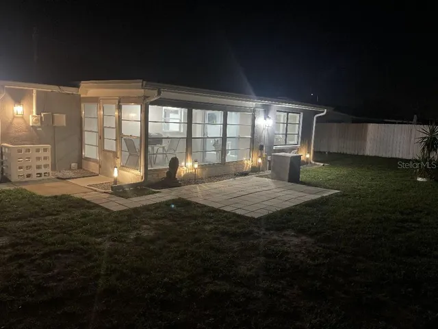 a view of empty room with window