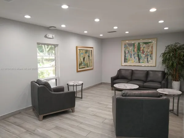 a view of entryway with outdoor area