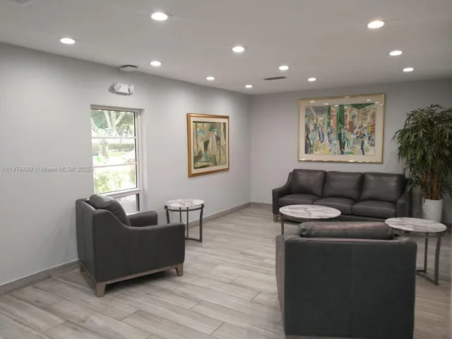 a view of entryway with outdoor area