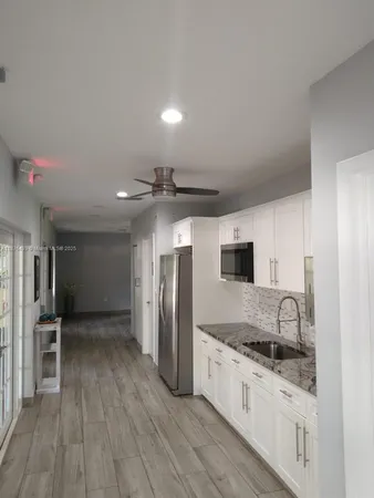 a view of a back yard