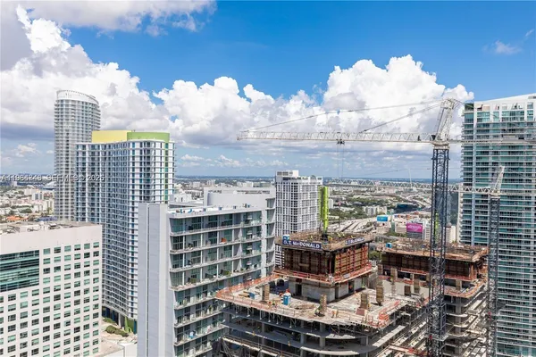$5,750 | 88 Southwest 7th Street, Unit 3406, Miami, FL 33130