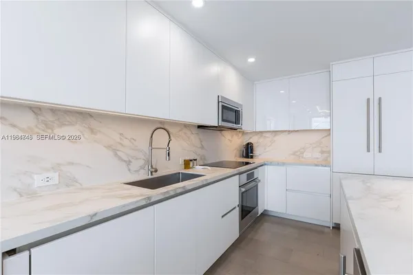 $5,750 | 88 Southwest 7th Street, Unit 3406, Miami, FL 33130