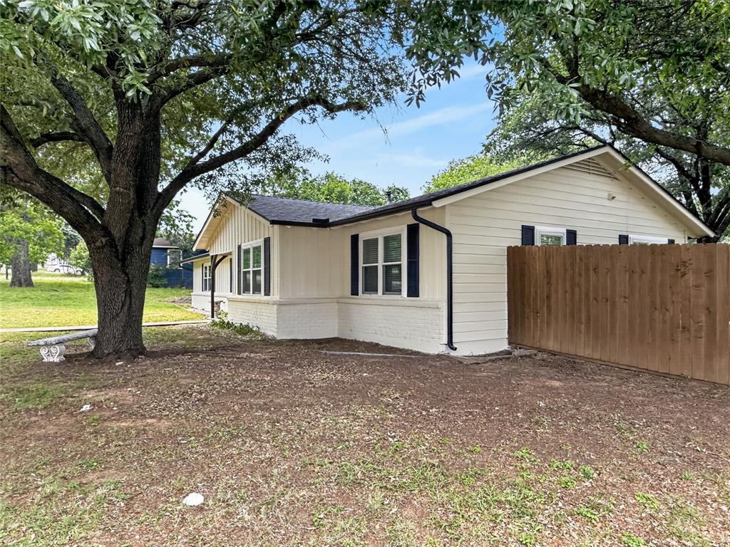 617 Dunaway Lane Azle, TX 76020 - Photo 5 of 33