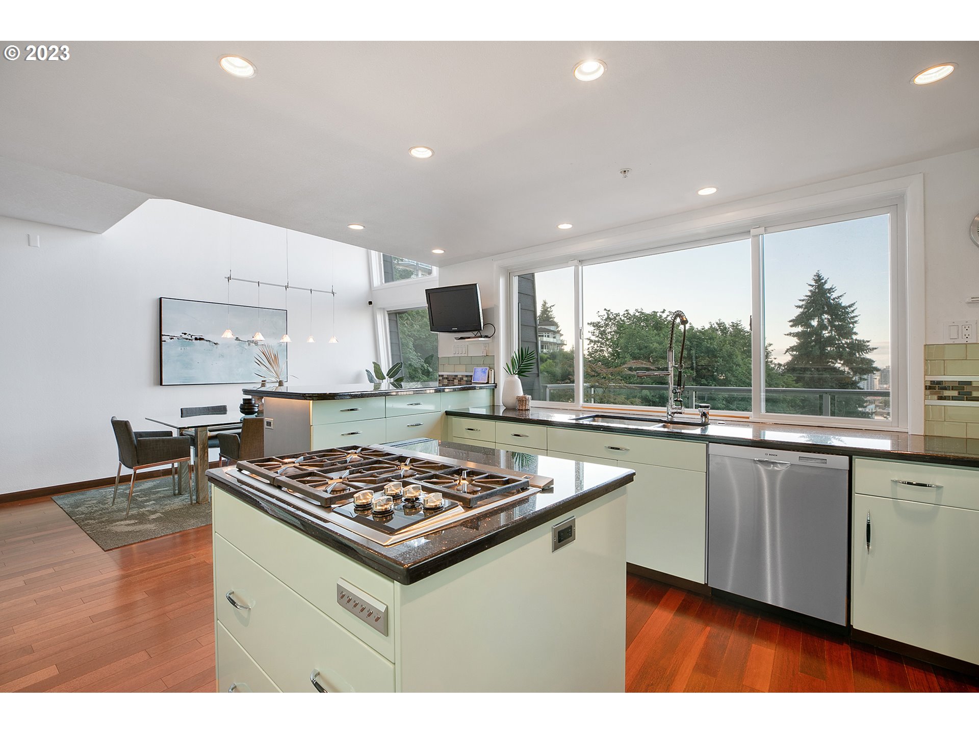 2208 Southwest Hoffman Avenue Portland, OR 97201 - Photo 6 of 32