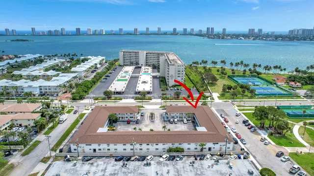 $1,900 | 810 Lake Shore Drive, Unit 44, Lake Park, FL 33403