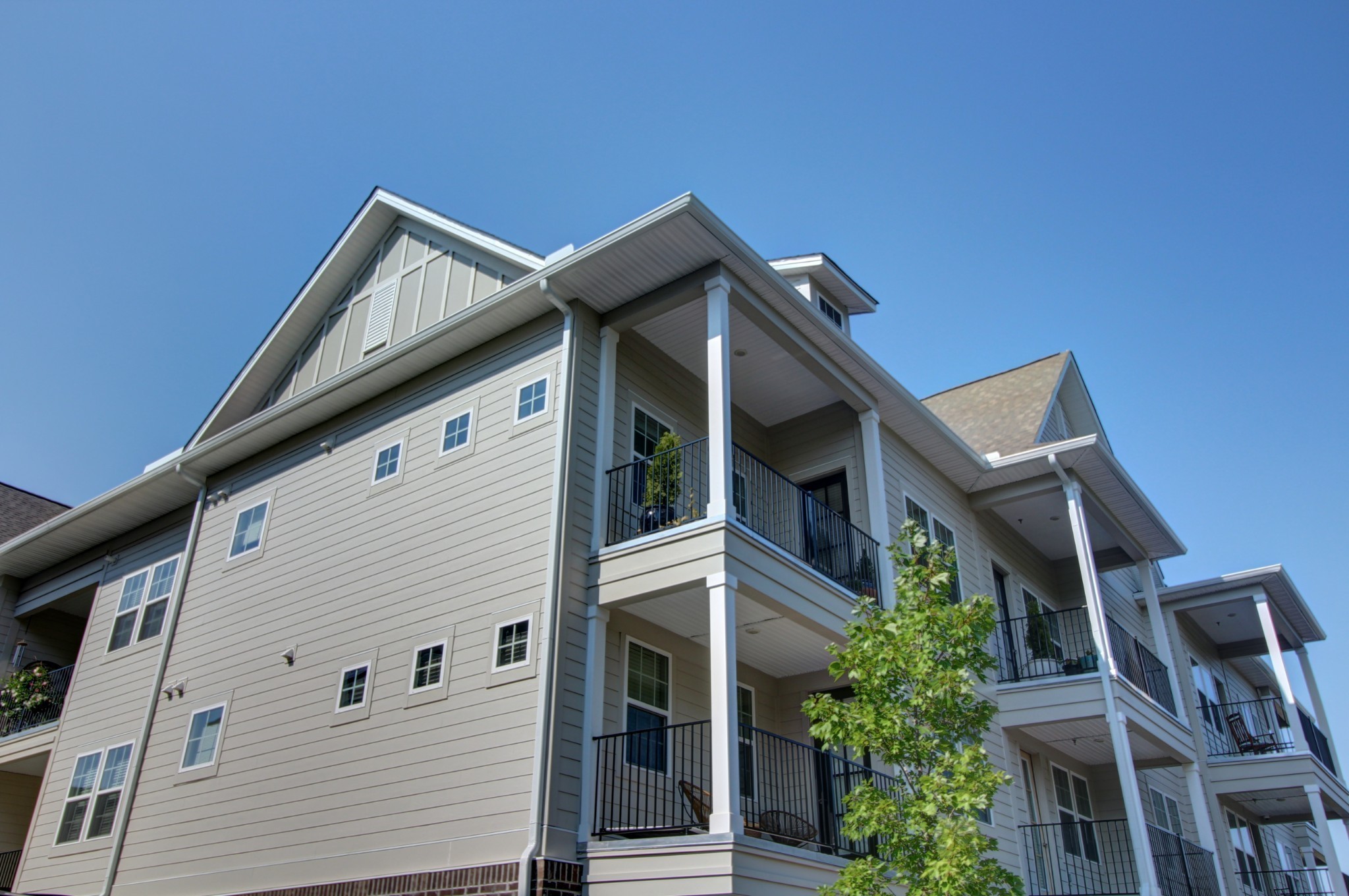 1801 Shadow Green Drive, Unit 306 Franklin, TN 37064 - Photo 34 of 39 a front view of a house with plants