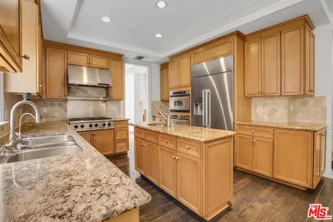 $9,500 | 132 South Maple Drive, Unit 201, Beverly Hills, CA 90212